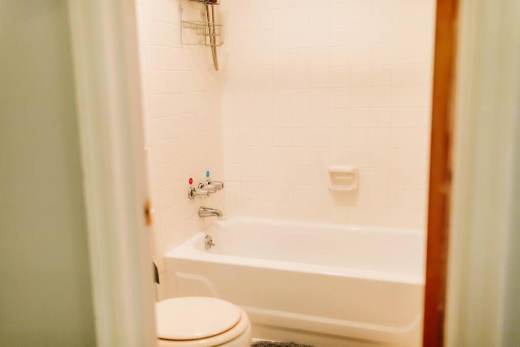 Cozy 3-Bed Athens Getaway, Right Near Uga! Apartment Bagian luar foto