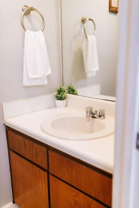Cozy 3-Bed Athens Getaway, Right Near Uga! Apartment Bagian luar foto